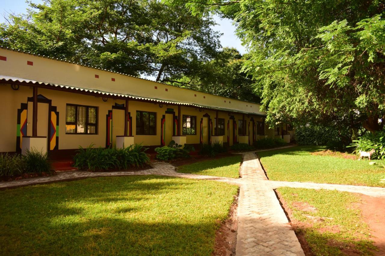 Shoestrings Backpackers Lodge Vic Falls Victoria Falls Dış mekan fotoğraf