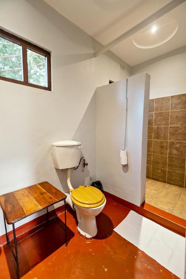 Shoestrings Backpackers Lodge Vic Falls Victoria Falls Dış mekan fotoğraf